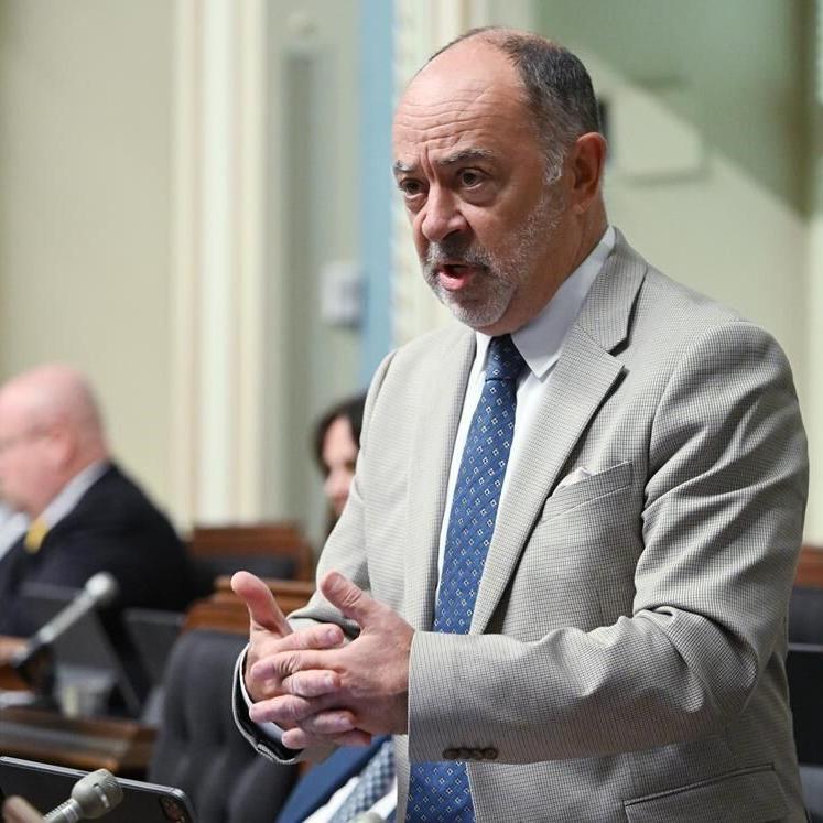 Quebec says it won't limit health care in English, open to 'clarifying' directive